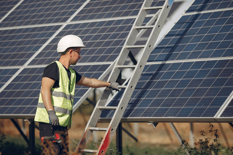 Instalación de paneles solares térmicos por Afrimar en la cubierta de una comunidad de vecinos de Esplugues.